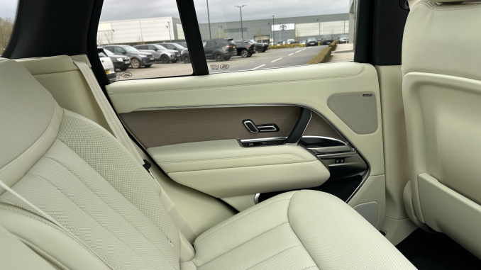 Land Rover Range Rover 3.0 D350 SE 4dr Auto Diesel Estate - Image 24